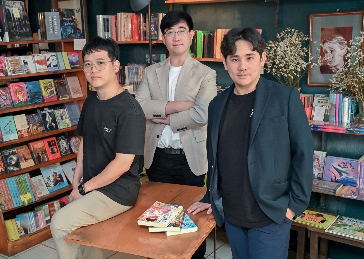 "โอเพ่นเซิร์ฟ" ร่วมกับ "เดอะ เวิล์ด เอนจิ้น" สร้างปรากฏการณ์ใหม่วงการเว็บตูนไทย เปิดตัว Webtoon แฟนตาซีแอ็กชันสเกลยักษ์ "หมอผียุคนี้ต้องมีการ์ด SSR" ยกระดับไสยเวทไทยสู่มาตรฐานระดับสากล