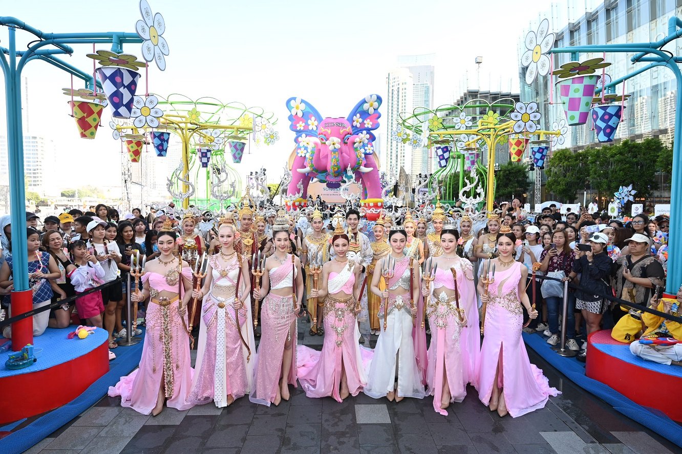 ครั้งแรกของ '4EVE' สลัดลุคเกิร์ลกรุ๊ปสุดฮอตเป็นนางสงกรานต์รากษสเทวี อวดโฉมในชุดไทยงามสง่า นำความวิจิตรปรากฏสู่สายตาคนทั่วโลก  ในงาน "ICONSIAM THAICONIC SONGKRAN 2026"