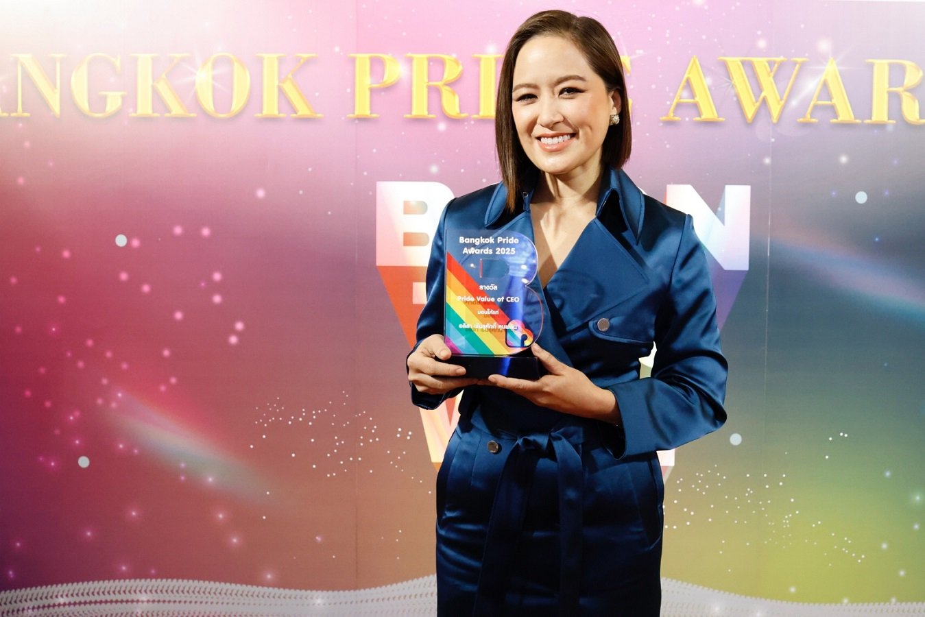 'อลิสา พันธุศักดิ์ คุนผลิน' แห่งทิฟฟานี่โชว์ พัทยา คว้ารางวัล "Pride Value of CEO" บนเวที Bangkok Pride Awards 2025 ตอกย้ำบทบาทผู้นำในการสนับสนุนความหลากหลายทางเพศ