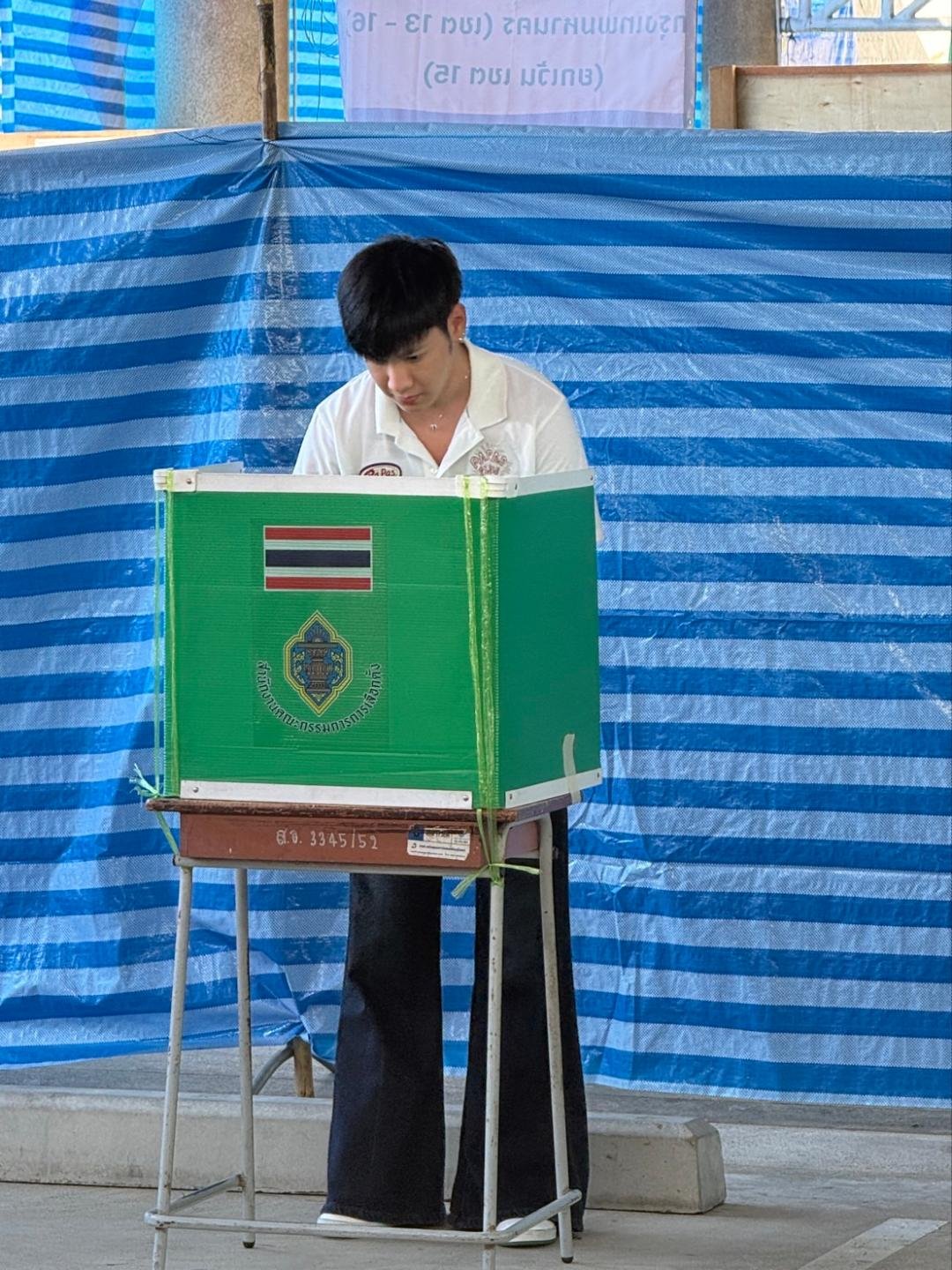 'สิงโต ปราชญา' ใช้สิทธิเลือกตั้งล่วงหน้าก่อนบินไปทำงานต่างประเทศ พร้อมชวนคนไทยออกมาใช้สิทธิเพื่อการเปลี่ยนแปลงที่ดีขึ้น 