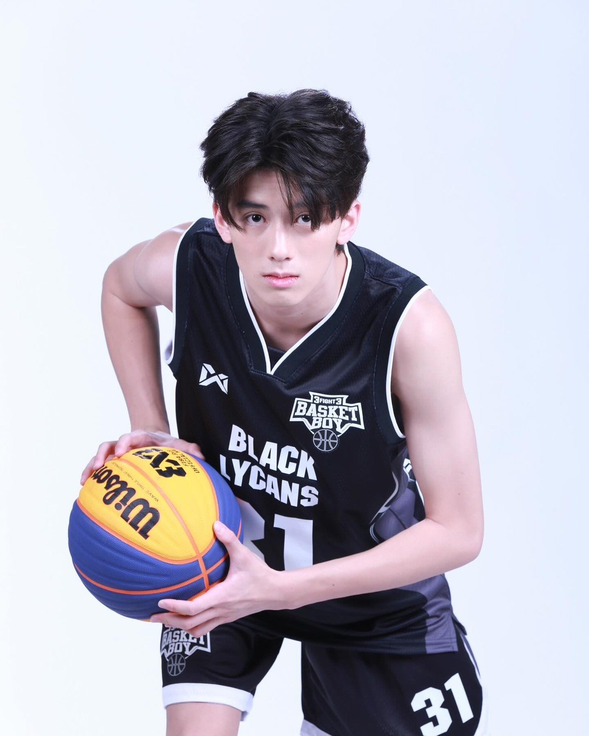 พาไปส่องหนุ่มหล่อ 'ฮีโร่ อาชวิน' เสน่ห์แรงเกินต้าน! ครบเครื่องทั้งการแสดงและดีกรีนักบาสฯ ระดับจังหวัด