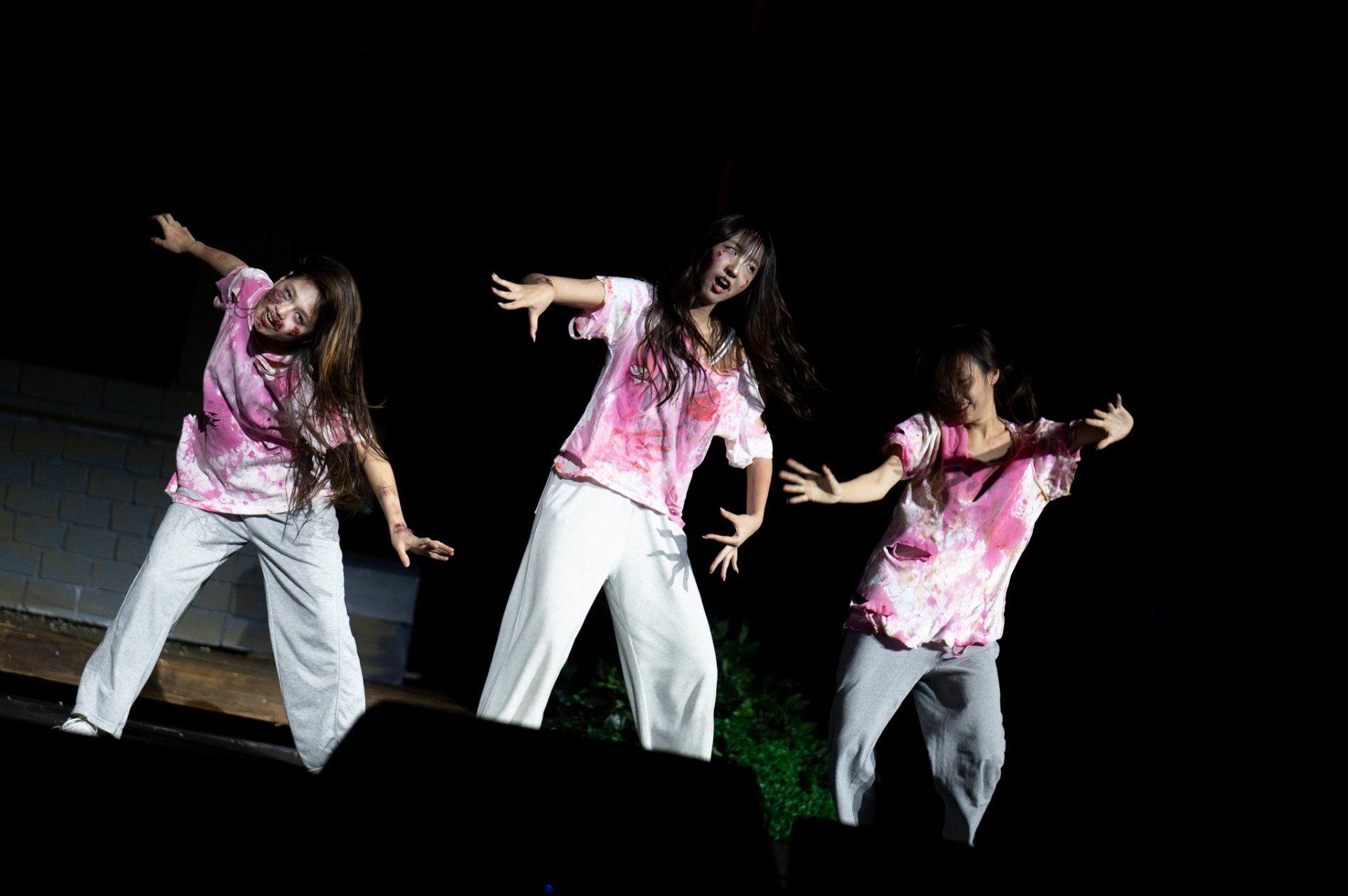 แก๊งตัวตึง "BNK48" รุ่นที่ 4 ใครกันนะ! ที่ชาวเน็ตต่างแชร์ภาพ แปลงร่างเป็นซอมบี้สุดหลอนโผล่กลางที่นั่งคนดูละครเวที