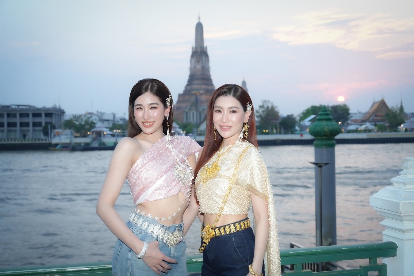 สวยสับฉบับตัวมารดา! 'แม่เจ็ง-เซย่า' แท็กทีมอวดผิวออร่าท้าแดด นั่งแท่นพรีเซนเตอร์ "กันแดด" นวัตกรรมใหม่ที่ไม่ได้มีดีแค่กันยูวี!