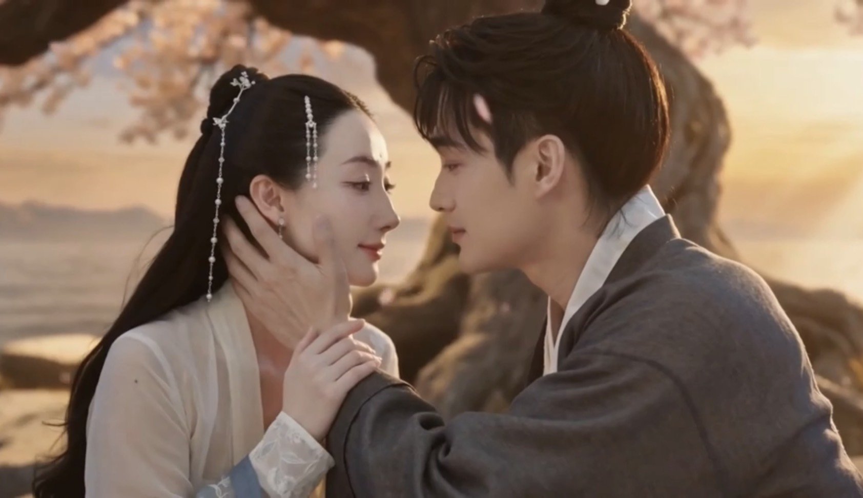 'เตชินท์' คัมแบ็คในรอบ  13 ปี ส่งซิงเกิลใหม่ "มีอะไรต้องรู้ไหม?" ดึงภรรยาสาว 'หลิน ชยุติ' สวมบทนางเอก MV  