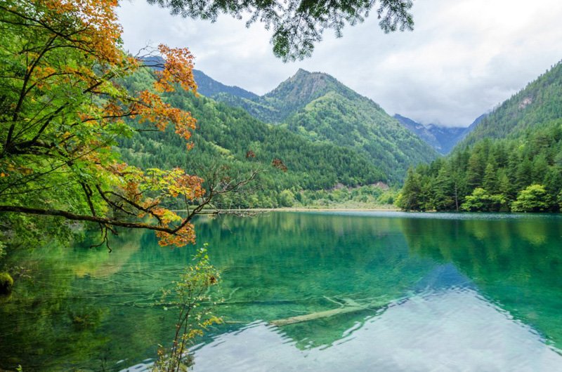 ทะเลสาบกระจก (Mirror Lake) จิ่วจ้ายโกว ทะเลสาบกระจก (Mirror Lake) จิ่วจ้ายโกว