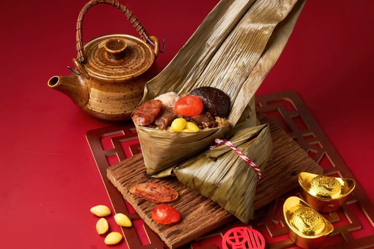 บ๊ะจ่าง บ๊ะจ่าง รสเข้ม เครื่องแน่น ข้าวเหนียวคุณภาพดีผัดกับซอสสูตรพิเศษ รสชาติเข้มข้นแบบฉบับทางใต้ พร้อมเครื่องแน่นๆทั้งคาวหวาน ที่คัดสรรมาอย่างดี ได้แก่ หมูชิ้น ไข่แดงเค็ม แปะก๊วย กุนเชียง เห็ดหอม กุ้งแห้ง ถั่วลิสงและเผือกกวน