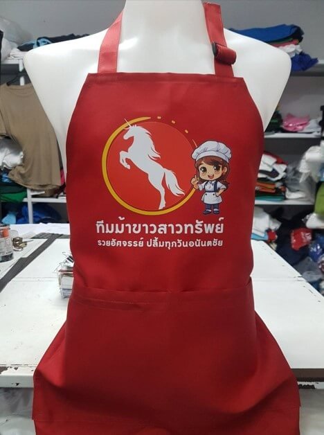 กันเปื้อนเต็มตัวสีแดงสกรีนโลโก้หลายสี