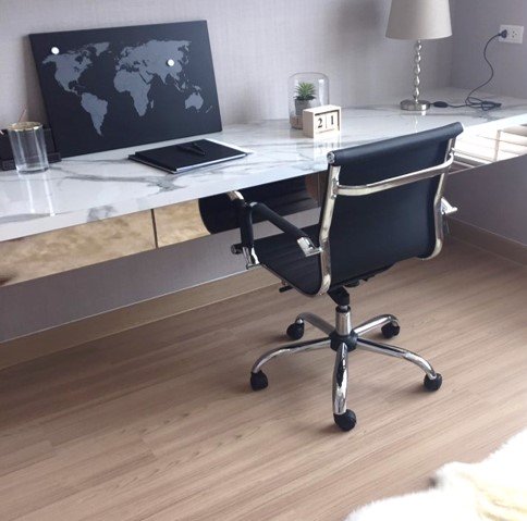 พื้นไม้ลามิเนตปูทับพื้นซิเมนต์กับพื้นสำนักงาน