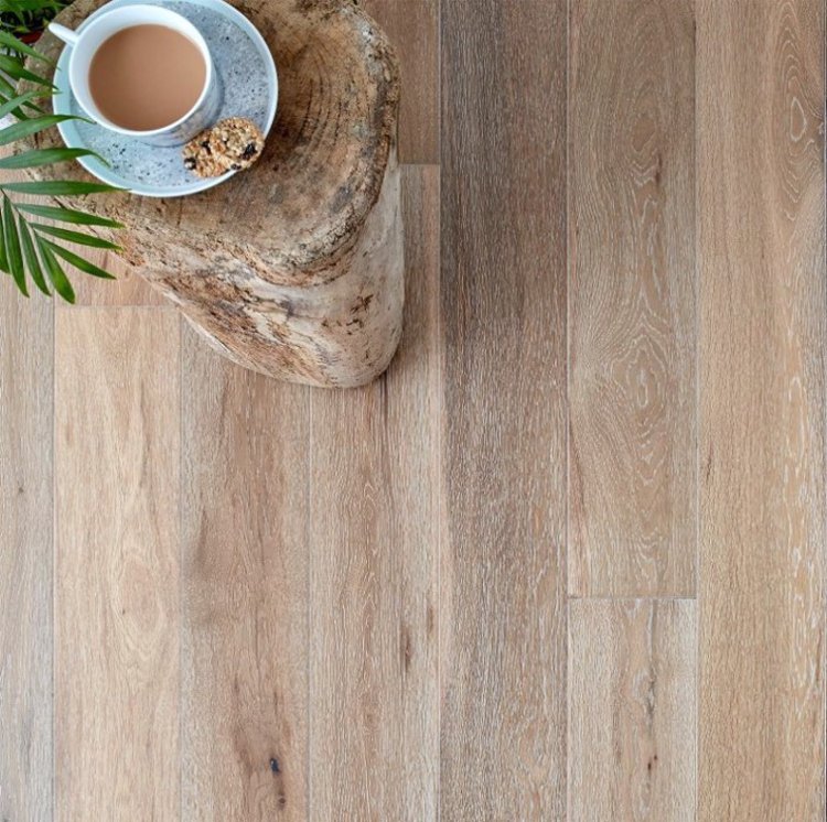 ปูกระเบื้องยางลายไม้ปูกาวราคาถูกกับพื้นห้องนอน