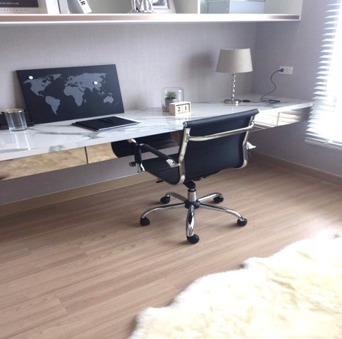 พื้นไม้ลามิเนตกับโต๊ะทำงาน