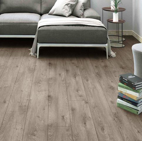 พื้นไม้ลามิเนตร่องวีสีเทาสำหรับปูทับพื้นปูนซิเมนต์ห้องนั่งเล่น