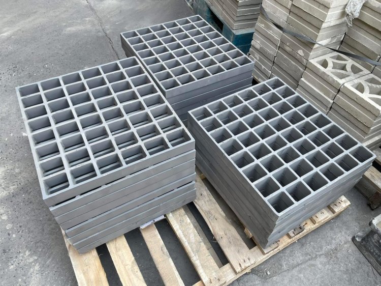 ตะแกรงเหล็กแบบทำสีกันสนิมสีเทา