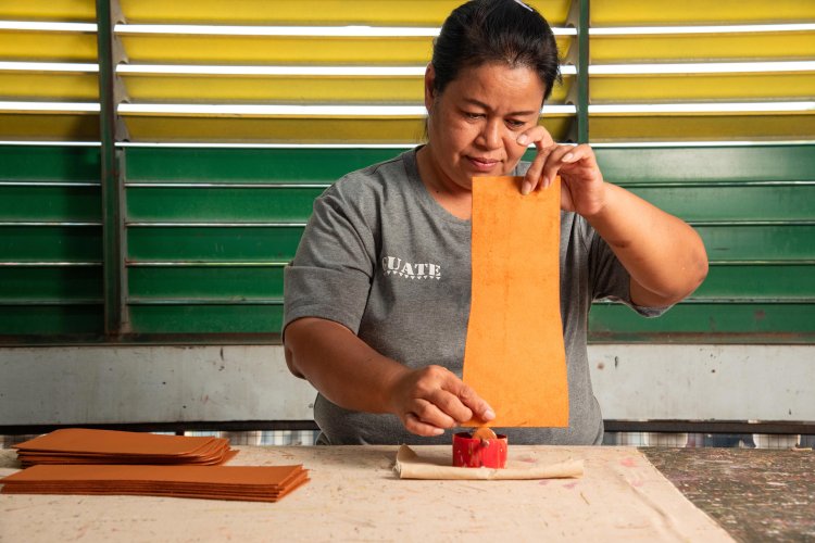 “พี่แนน – ช่างผู้เชี่ยวชาญงานทาสีขอบหนัง” “ขอบหนังที่เรียบและเนียน ต้องใช้ความใจเย็นและมือที่มั่นคง พี่แนนดูแลทุกใบให้สวยจนถึงรายละเอียดเล็กที่สุด”