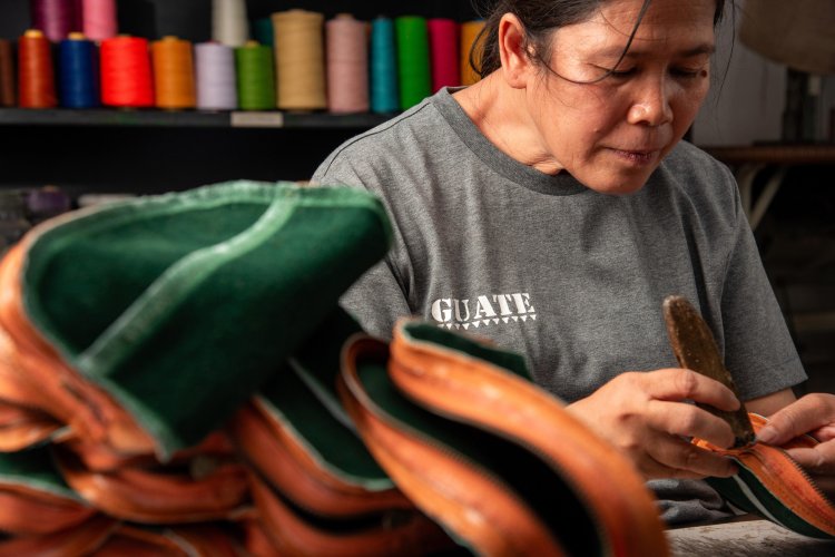 “กาวอาจมองไม่เห็นเมื่อประกอบเสร็จแล้ว... แต่ความแน่นและความคงทนของกระเป๋า เริ่มต้นจากมือของพี่ดีเสมอ” “พี่ดี – ช่างทากาวผู้แม่นยำทุกจุด” “กาวอาจมองไม่เห็นเมื่อประกอบเสร็จแล้ว... แต่ความแน่นและความคงทนของกระเป๋า เริ่มต้นจากมือของพี่ดีเสมอ”