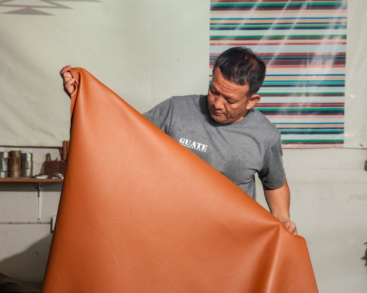 “หนังทุกแผ่นต้องผ่านตาพี่ธงก่อนเข้ากระบวนการผลิต เพราะคุณภาพเริ่มต้นตั้งแต่ชั้นแรก”