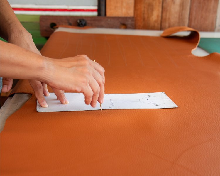 “พี่นุ่น – ช่างผู้วาดแบบกระเป๋าทุกใบด้วยความแม่นยำ” “แบบที่ดี คือรากฐานของกระเป๋าที่ดี พี่นุ่นจึงใส่ใจทุกเส้น ทุกมุม ไม่ต่างจากงานศิลปะ”