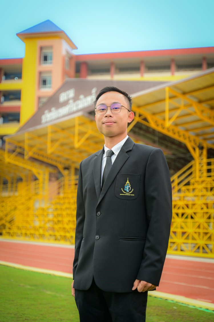 Teri koylaklar, yubkalar va paypoqlardagi shahvoniy va fohisha ayollar Bizning shahvoniy qaynonamiz bor