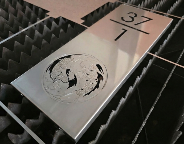 ป้ายบ้านเลขที่ 37/1 สแตนเลสฉลุลายปลาคาร์ฟ พับขอบ 4 ด้าน งานดิบทำป้ายไฟ