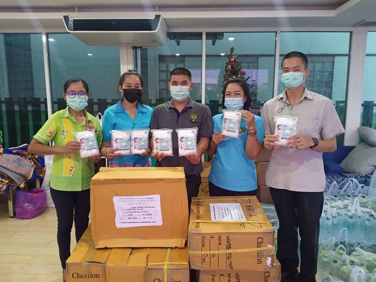 เชอรีล่อน บริจาคหน้ากากผ้าทอ