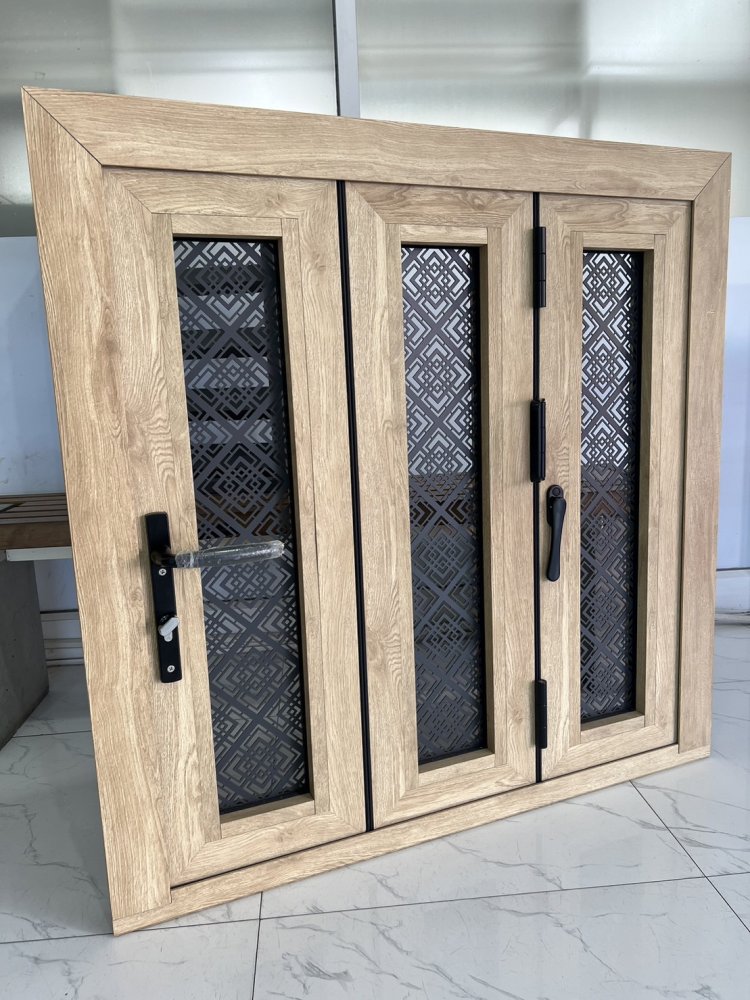 หน้าต่างลายไม้