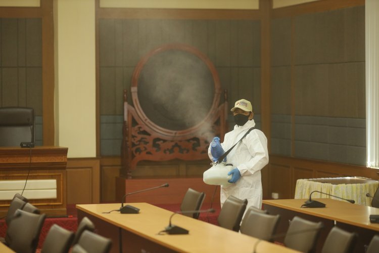  พ่นฆ่าเชื้อสำนักห้องประชุม