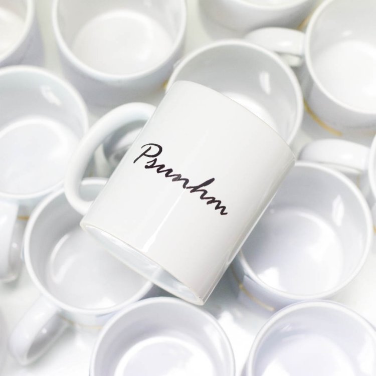 แก้วมัคคุณภาพดี สีขาวสะอาดตา ตัดขอบขาว พื้นผิวเรียบเนียน เหมาะสำหรับการสกรีนโลโก้คมชัด หรือพิมพ์ลายละเอียดสวยงาม