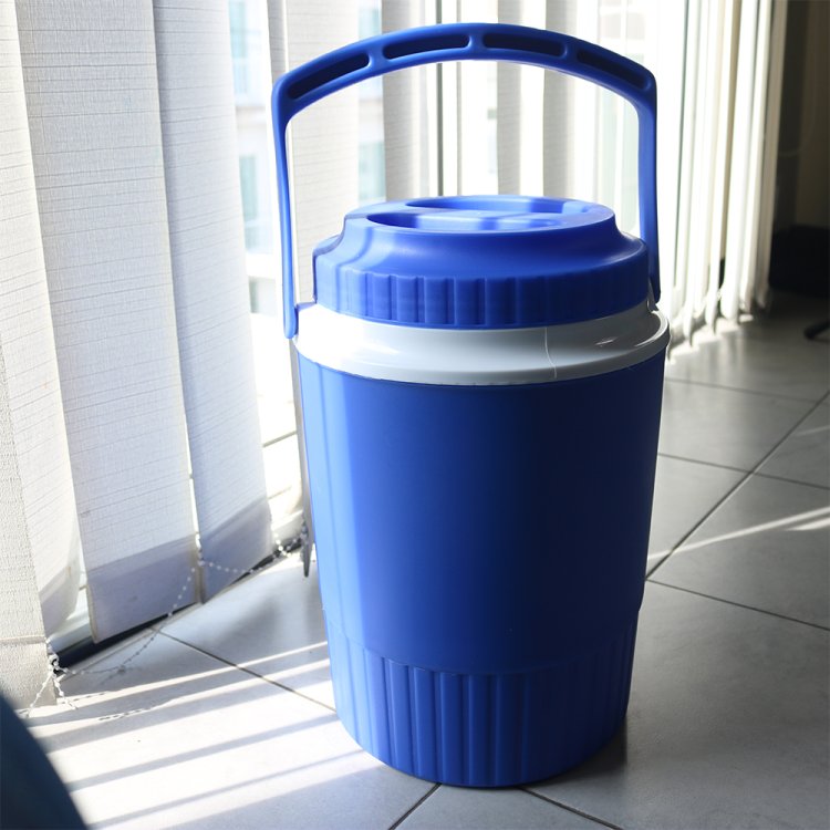 กระติกเก็บความเย็นพรีเมี่ยม มีที่กดน้ำในตัว พร้อมทำโลโก้บริษัท ของขวัญองค์กรสุดสะดวก รักษาความเย็นได้นาน คุณภาพเยี่ยม