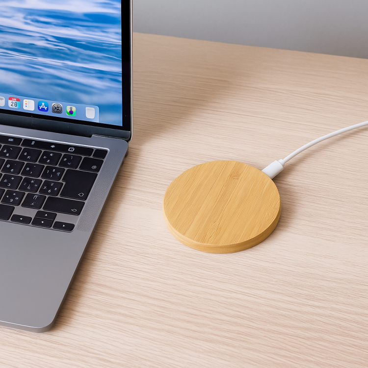 แท่นชาร์จมือถือดีไซน์กะทัดรัด ประหยัดพื้นที่บนโต๊ะทำงาน