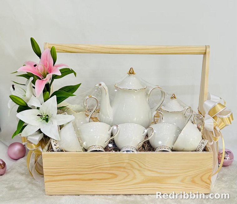 Corporate gift basket example by RedRibbin 27