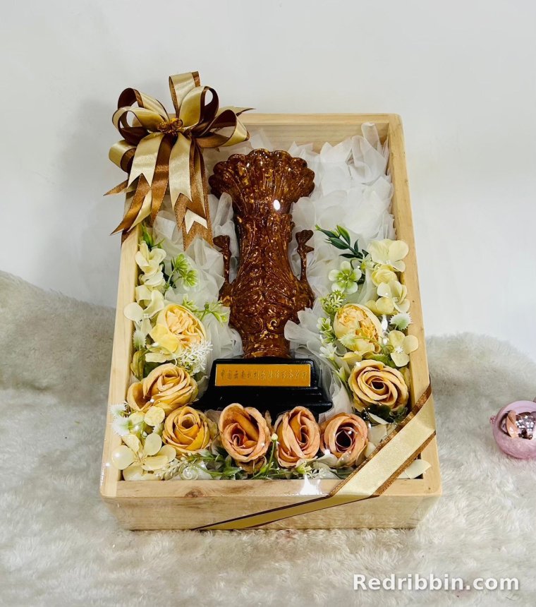 Corporate gift basket example by RedRibbin 29