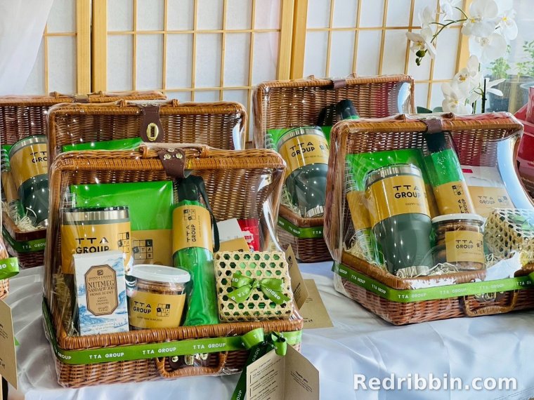 Corporate gift basket example by RedRibbin 34