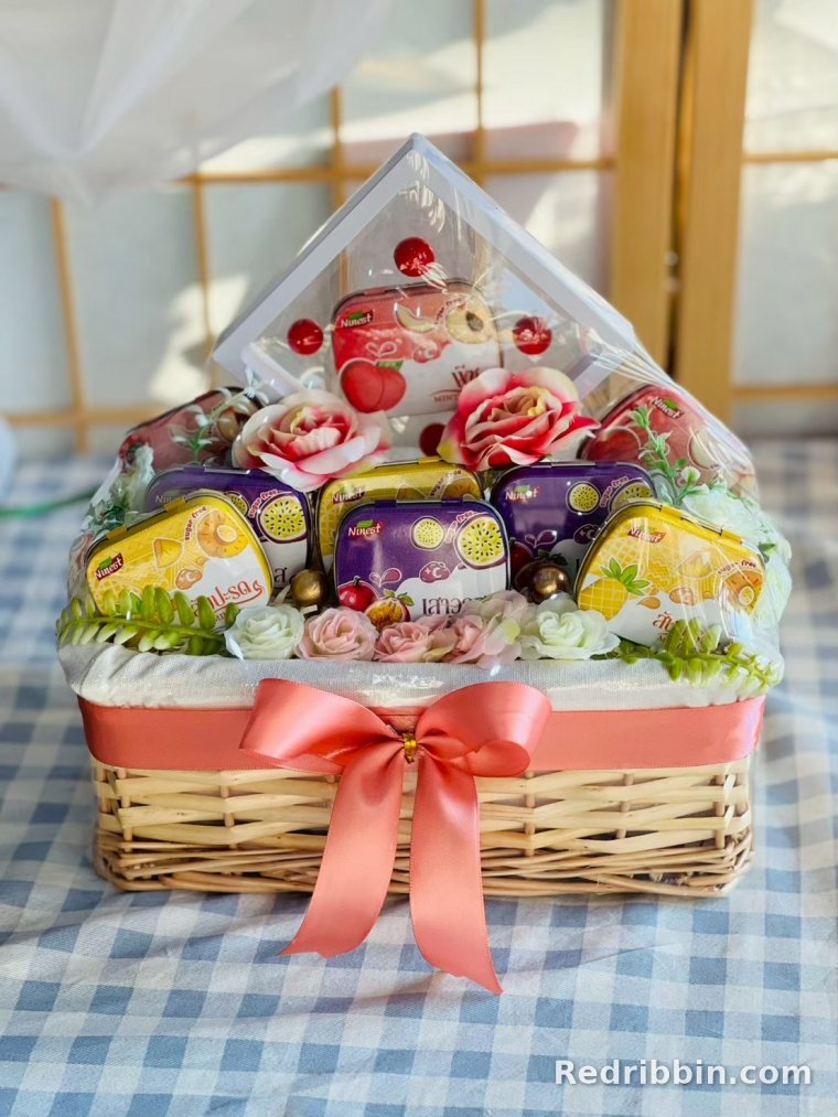 Corporate gift basket example by RedRibbin 36