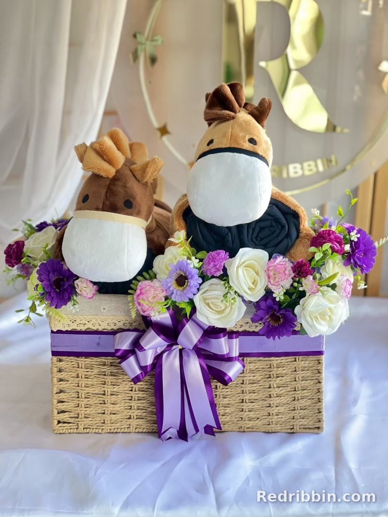 Corporate gift basket example by RedRibbin 37