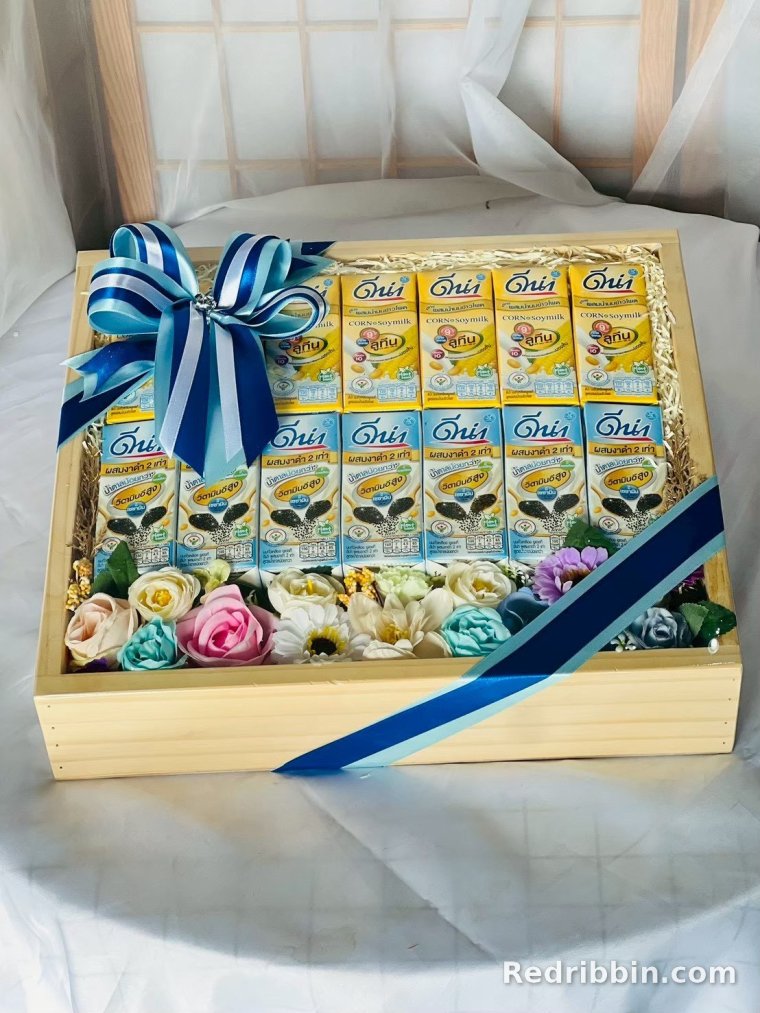 Corporate gift basket example by RedRibbin 39
