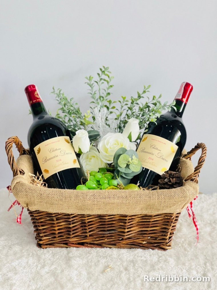 Corporate gift basket example by RedRibbin 40