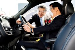 มิตซูบิชิ จัดพิธีฉลองการผลิต “เอาท์แลนเดอร์ พีเอชอีวี” คันแรกในไทย