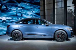 Audi_Q8_e_tron_Sportback_55_S_line_Black_edition