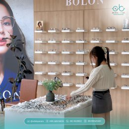 ตัดแว่นโปรเกรสซีฟที่ใช่ ไม่ต้องลุ้น! ทดลองใส่จริงก่อนสั่งตัดที่ "ห้องจำลองการใช้งานเลนส์โปรเกรสซีฟ"