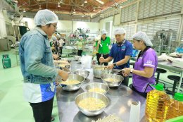 คณะเกษตรฯ ม.พะเยา เข้าร่วมช่วยเหลือผู้ประสบอุทกภัยบริเวณหน้ามหาวิทยาลัยพะเยา มอบข้าวกล่อง 630 กล่องและน้ำดื่ม