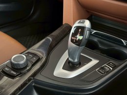 BMW 320D 2.0 F30 ICONIC  ปี 2016 ราคา 859,000 บาท 
