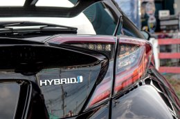 C-HR 1.8 HV MID CVT (HYBRID) AT ปี2020 ราคา 659,000 บาท