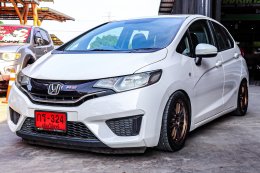 HONDA JAZZ 1.5 V I-VTEC AT ปี2015 ราคา429,000บาท