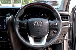 TOYOTA FORTUNER 2.4 V 4WD AT ปี2017 ราคา 869,000