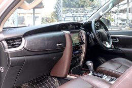 TOYOTA FORTUNER 2.4 V 4WD AT ปี2017 ราคา 869,000