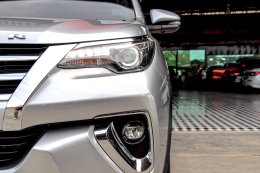 TOYOTA FORTUNER 2.4 V 4WD AT ปี2017 ราคา 869,000