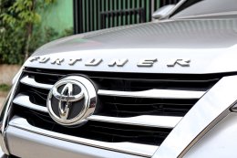 TOYOTA FORTUNER 2.4 V 4WD AT ปี2017 ราคา 869,000