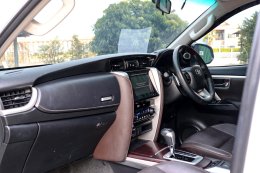 TOYOTA FORTUNER 2.4 V AT ปี2019 ราคา879,000บาท มือสอง