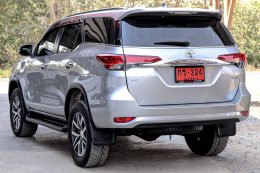 TOYOTA FORTUNER 2.8 V 4WD AT ปี2017 ราคา899,000บาท