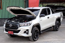TOYOTA HILUX REVO ROCCO 2.4 AT ปี2019 ราคา569,000 บาท