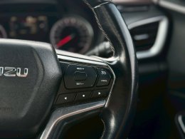 ISUZU D-MAX CAB 4 3.0 VCROSS M 4WD AT ปี2021 ราคา749,000บาท